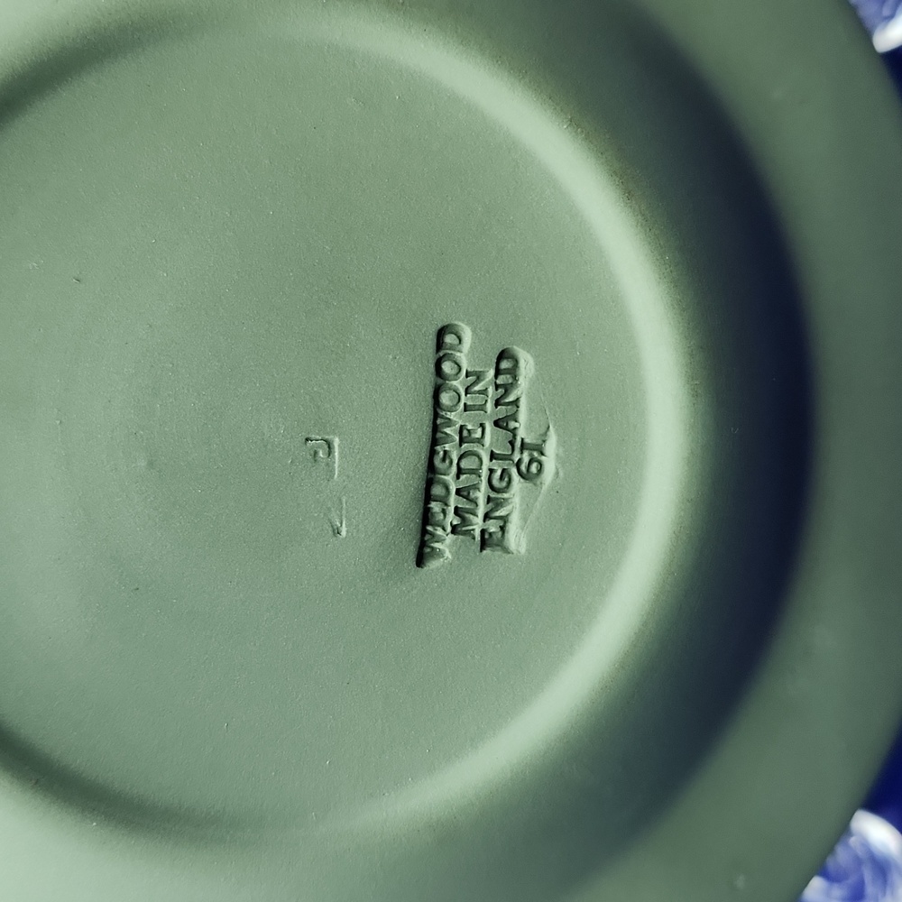 Wedgwood Jasperware Green Ashtray / Trinket Dish with White Detailing - Picture 3 of 3
